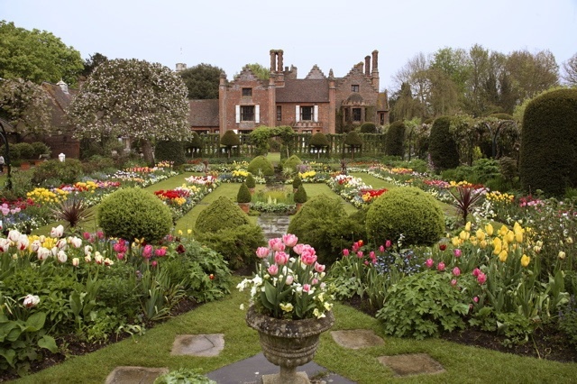 Spring-Tulips-with-Urn-phot-by-David-Zubraski