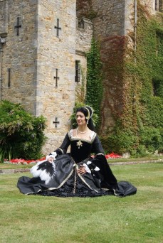 zarrina-seated-outside-hever